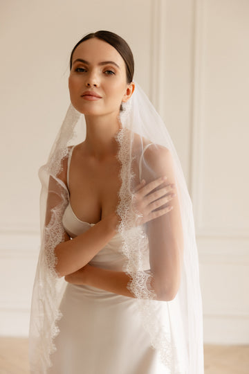 Veil chantilly lace • Eyelash lace veil