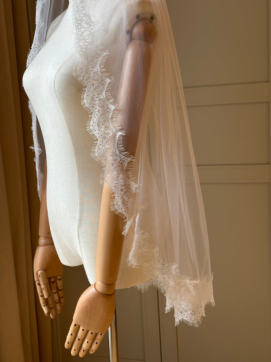 Veil chantilly lace • Eyelash lace veil